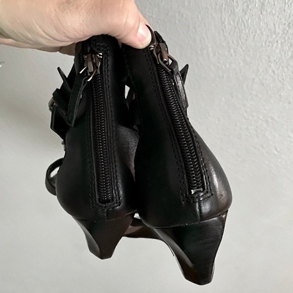 Guess Wedges Size 8 Black Pink Jeweled Sandals Chic Fun Double Side Buckle - Picture 3 of 5